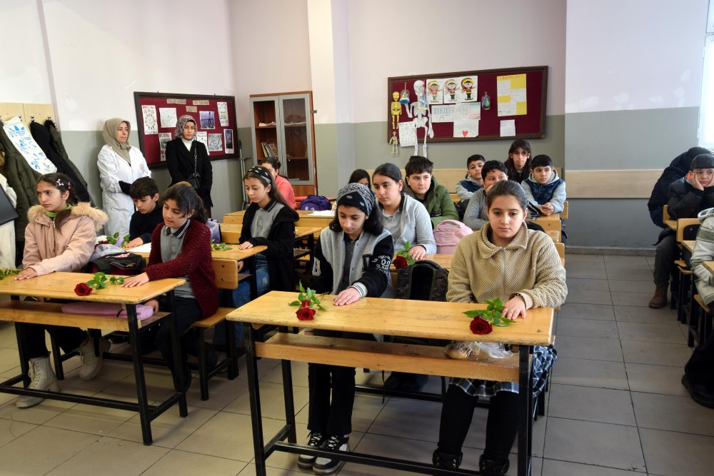 Kalp krizinden hayatını kaybeden 'Melek' öğretmenin masasına güller bırakıldı