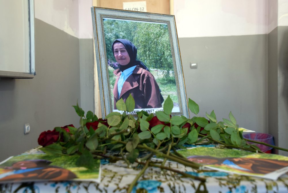 Kalp krizinden hayatını kaybeden 'Melek' öğretmenin masasına güller bırakıldı