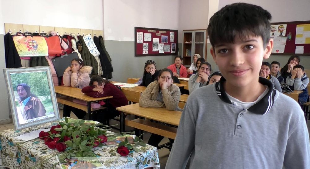 Kalp krizinden hayatını kaybeden 'Melek' öğretmenin masasına güller bırakıldı