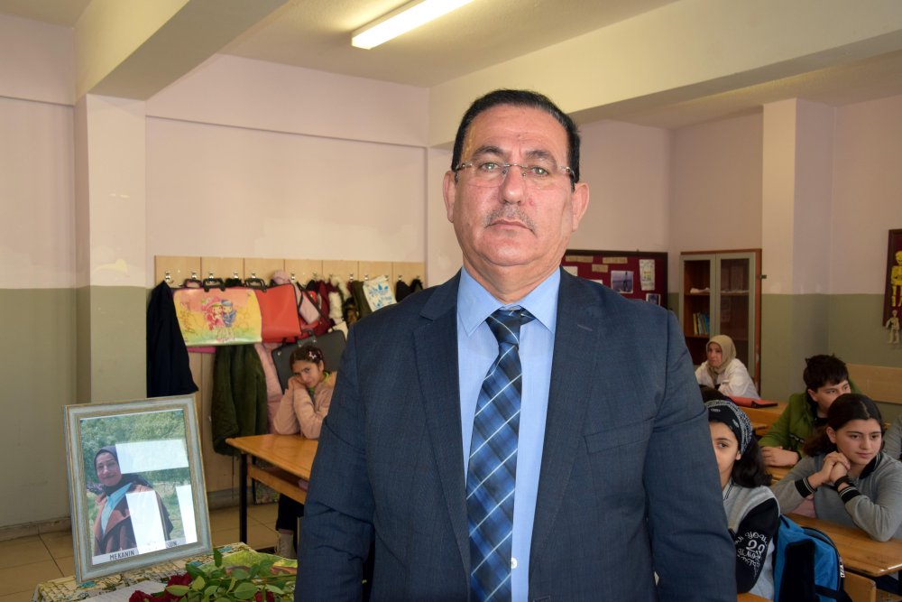 Kalp krizinden hayatını kaybeden 'Melek' öğretmenin masasına güller bırakıldı