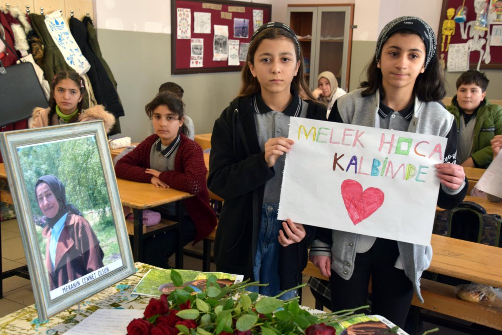 Kalp krizinden hayatını kaybeden 'Melek' öğretmenin masasına güller bırakıldı