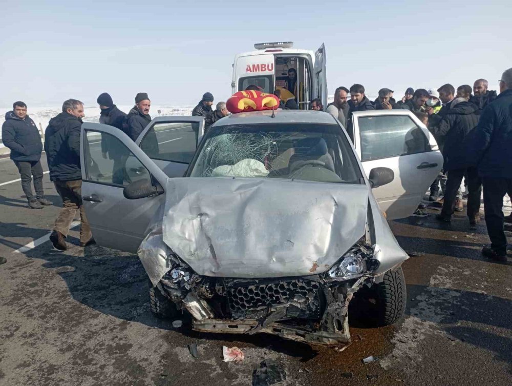 Kars’ta otomobil ile ticari araç çarpıştı: 9 kişi yaralandı