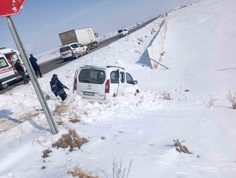Kars’ta otomobil ile ticari araç çarpıştı: 9 kişi yaralandı