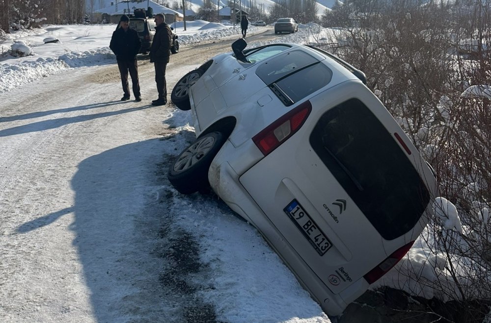 Yüksekova'da virajı alamayan araç köprü kenarında asılı kaldı