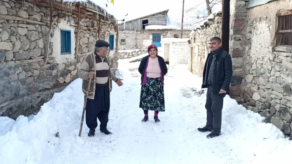 Malatya’da kar kalınlığı 1 metreyi aştı, zorlu mücadele dronla görüntülendi