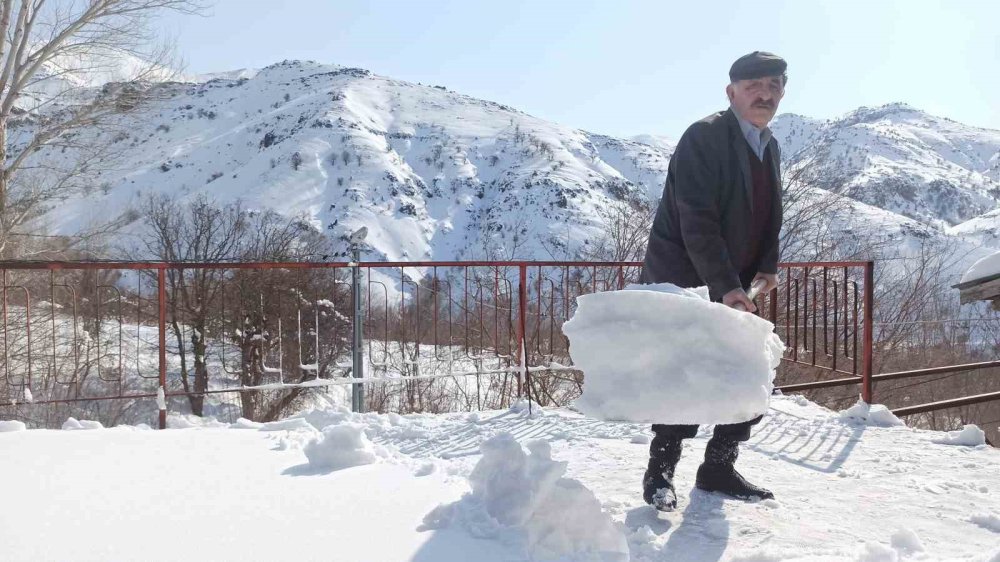Malatya’da kar kalınlığı 1 metreyi aştı, zorlu mücadele dronla görüntülendi