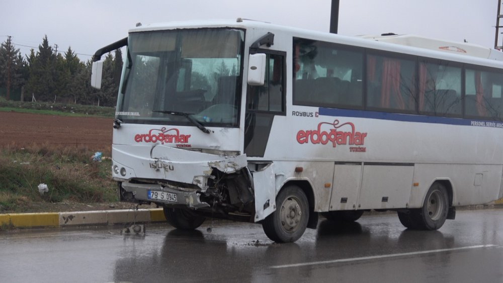Otomobil ile otobüs çarpıştı: 1’i ağır 3 yaralı