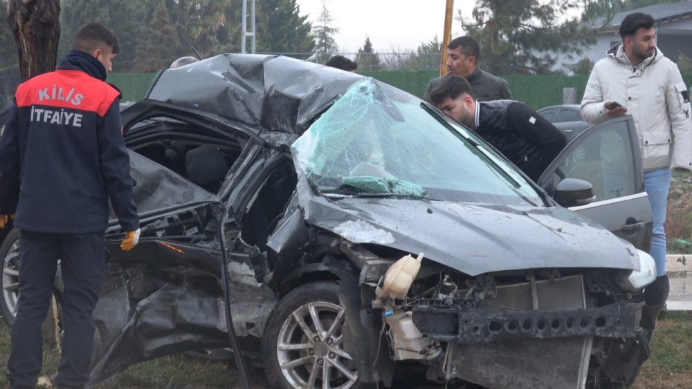 Otomobil ile otobüs çarpıştı: 1’i ağır 3 yaralı