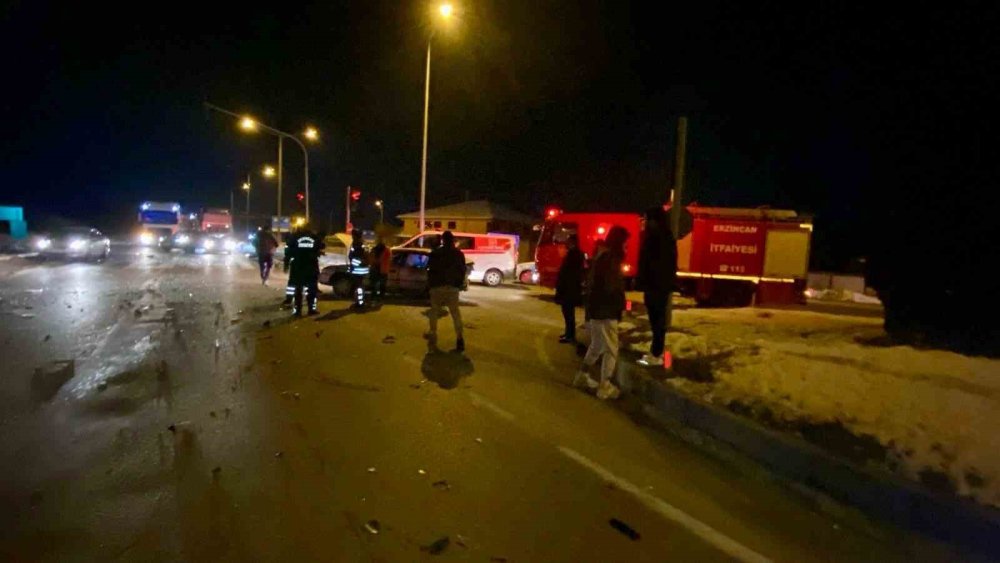 Sinyalizasyon ışıklarında bekleyen iki otomobile arkadan gelen otomobil çarptı: 3 kişi yaralandı