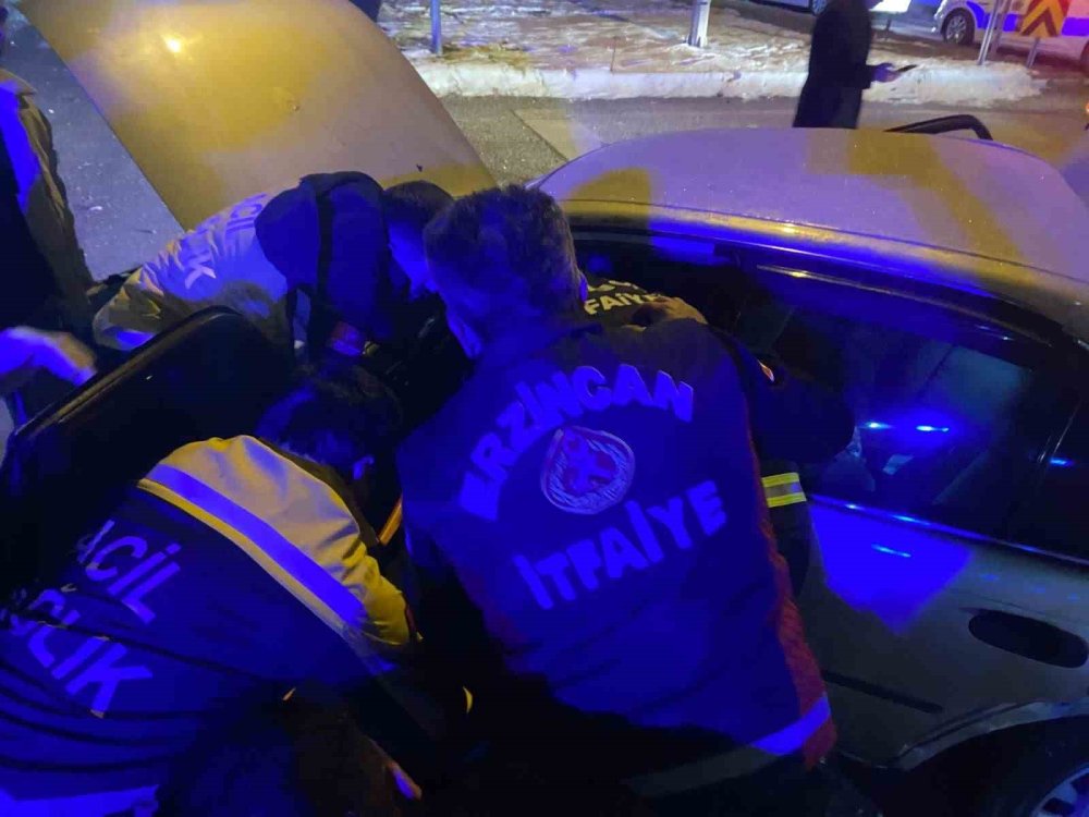 Sinyalizasyon ışıklarında bekleyen iki otomobile arkadan gelen otomobil çarptı: 3 kişi yaralandı