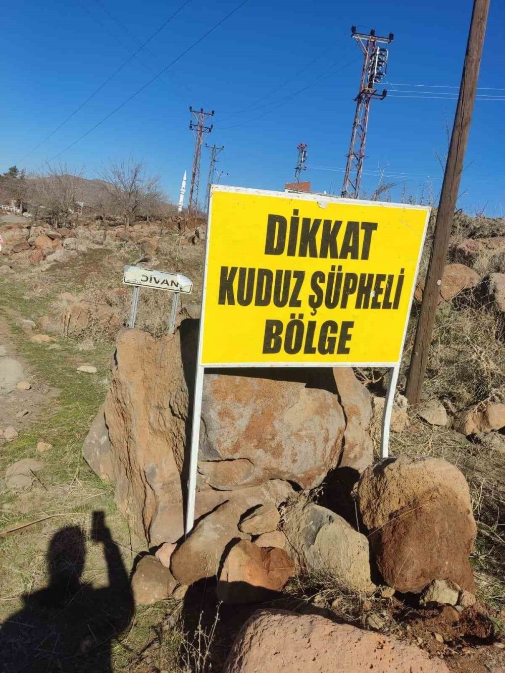 Siverek’te kuduz alarmı: Köpek saldırısında 3 şahıs yaralandı, köy karantinaya alındı