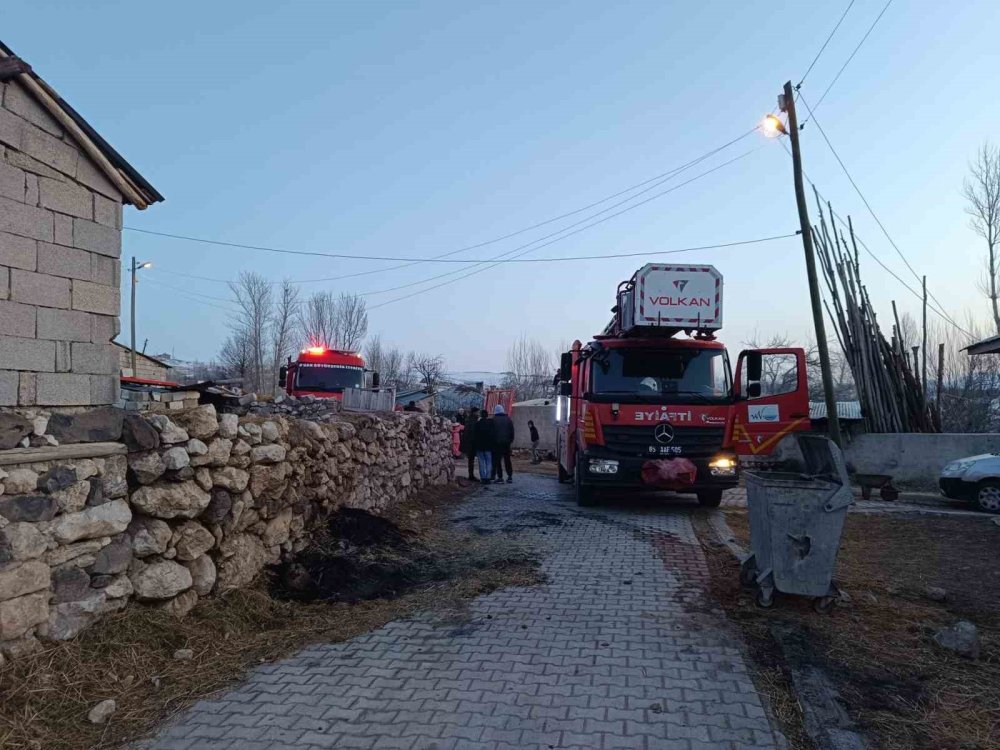 Van'da ot yangını evlere sıçramadan söndürüldü