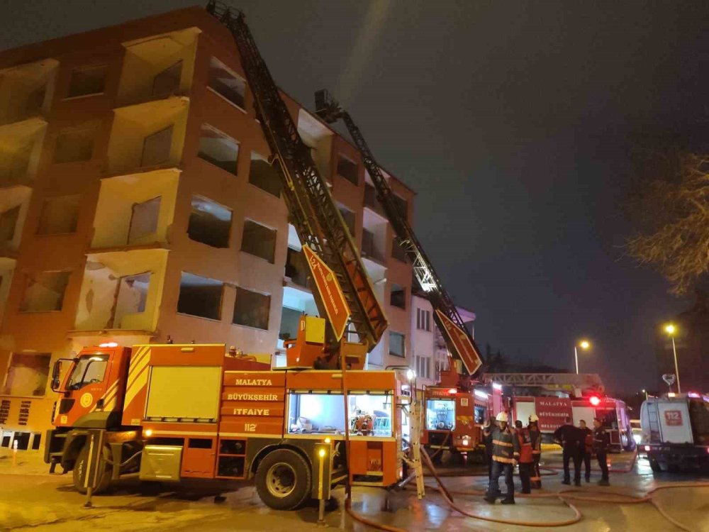 Malatya’da hasarlı binada yangın çıktı