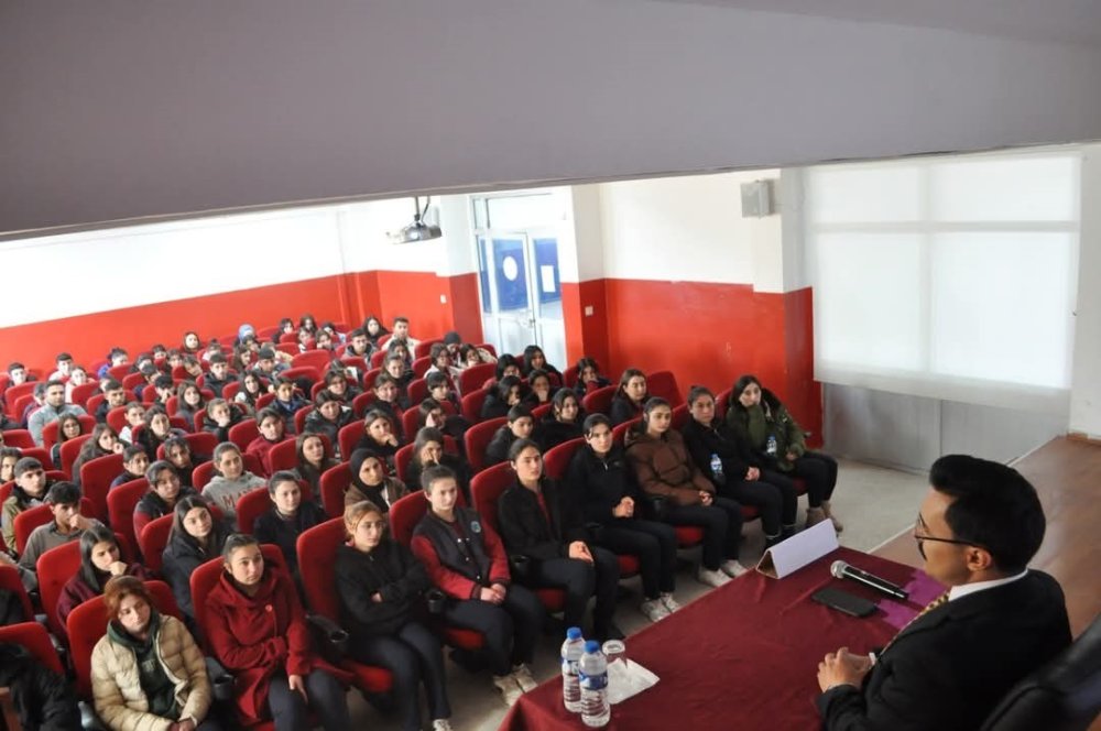 Akyaka Kaymakamı Demirtaş kariyer günlerinde öğrencilerle bir araya geldi