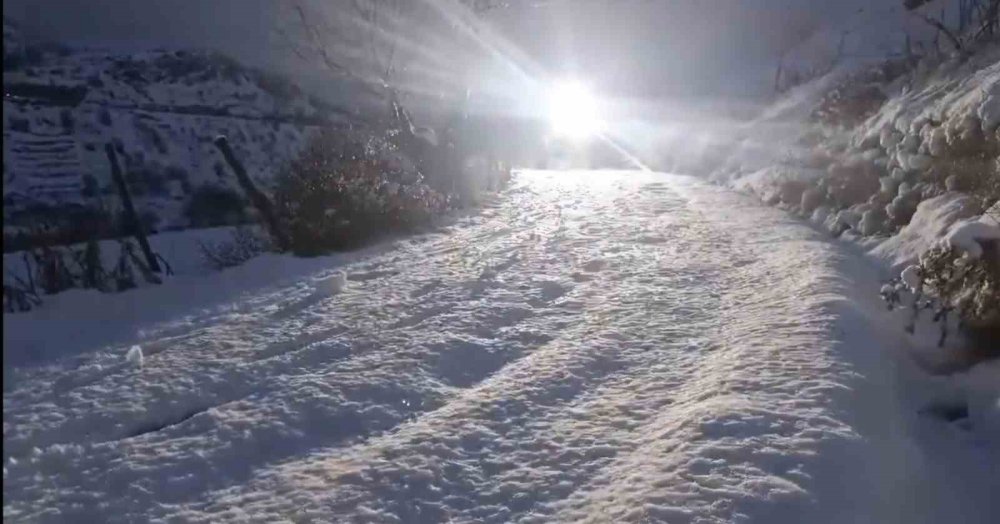 Elazığ’da aracı ile karda mahsur kalan kişi kurtarıldı