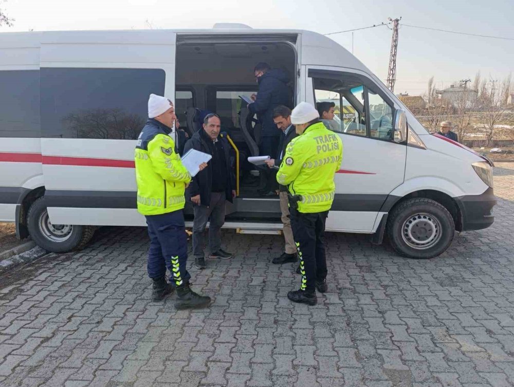 Kars'ta öğrenci servisleri denetlendi