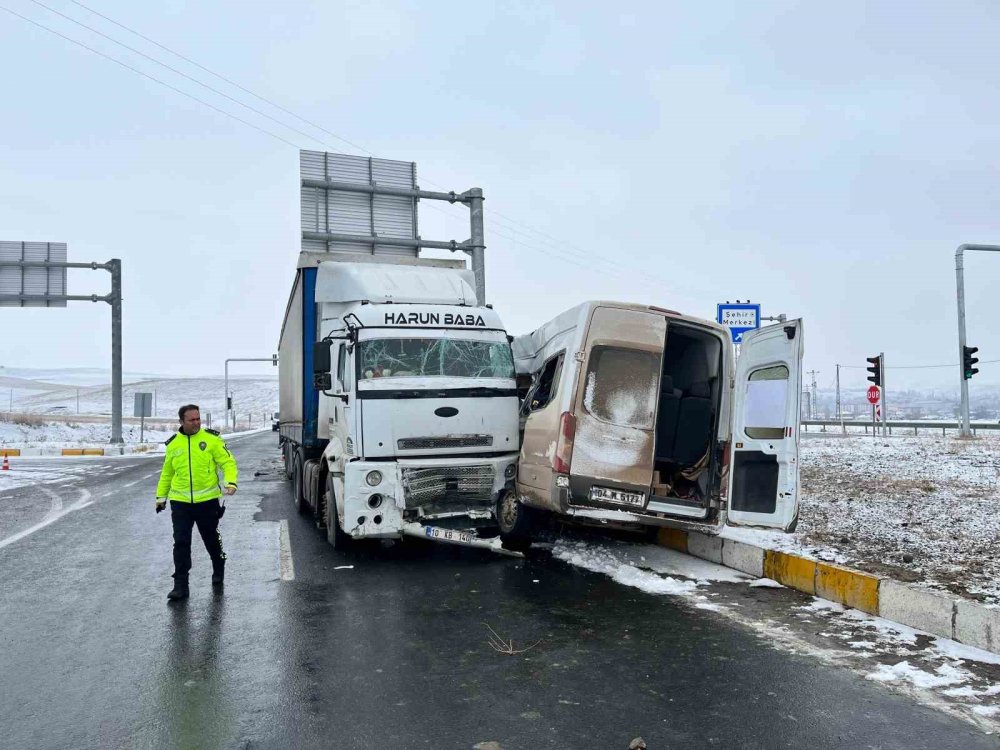 Ağrı’da çekici ile minibüs çarpıştı: 2’si ağır 8 yaralı