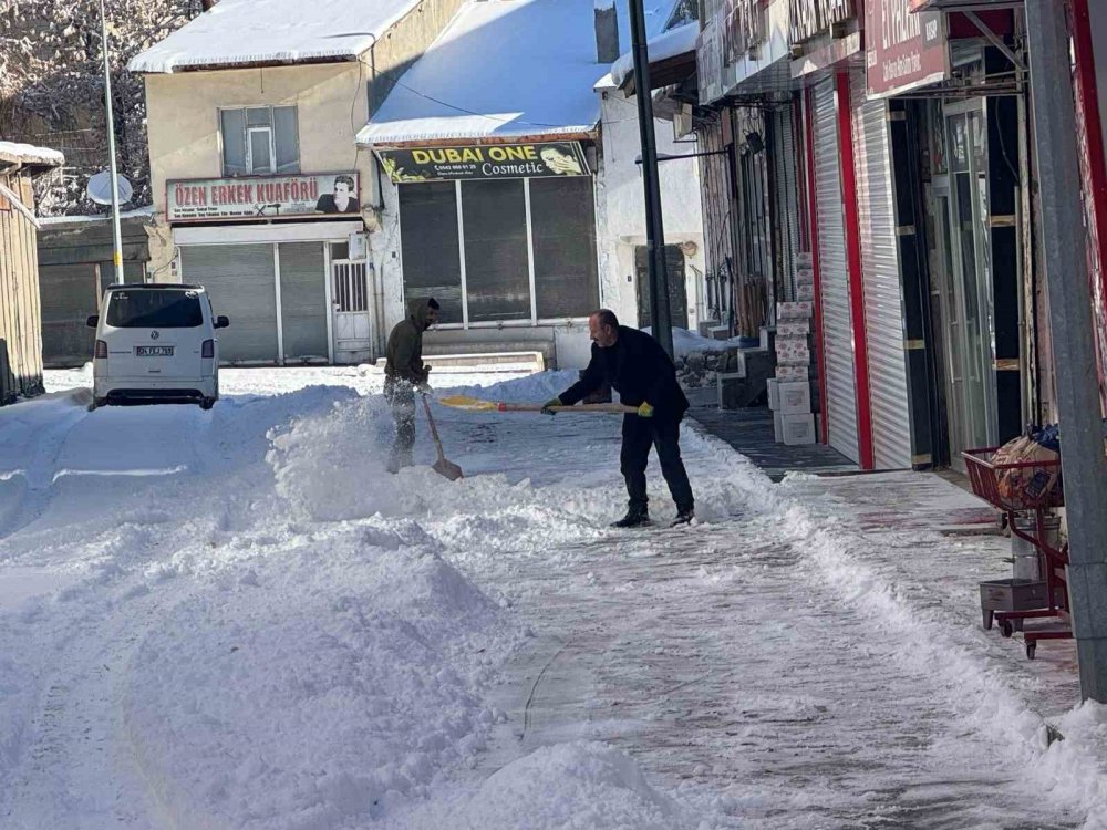 Başkale’de 50 yerleşim yerinin yolu ulaşıma kapandı