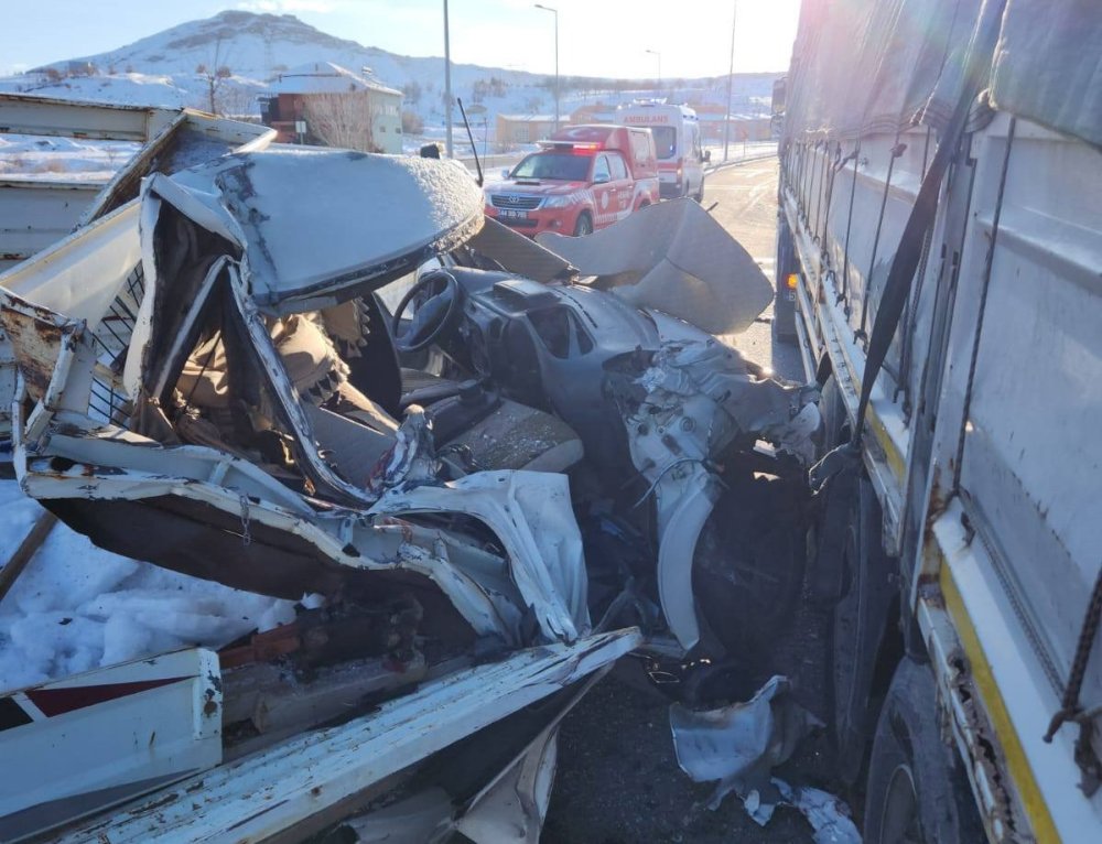 Malatya’da tır ile kamyonet çarpıştı; 1 ölü, 1 yaralı