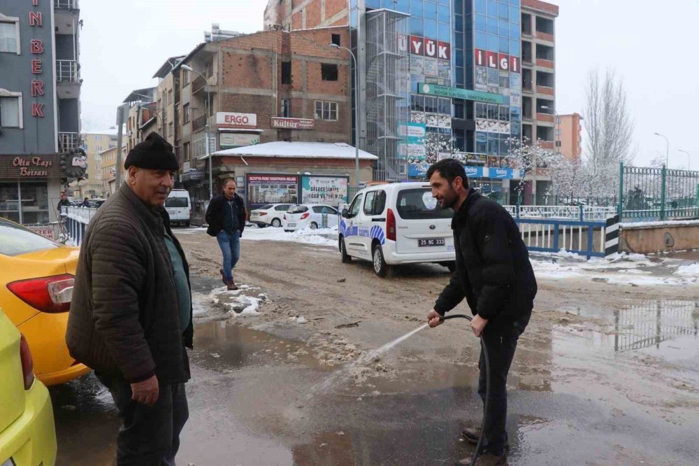 Oltu’da kar yağışı etkili oldu