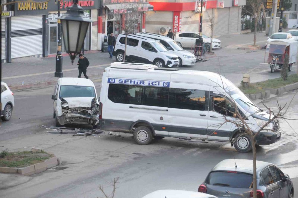 Kamyonet şehiriçi minibüse çarptı: 1 kişi yaralandı