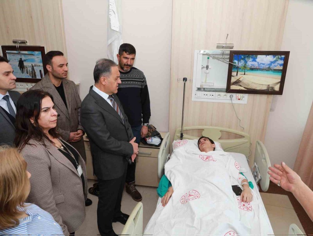 Vali Usta, otobüs kazasında yaralanan kişileri ziyaret etti