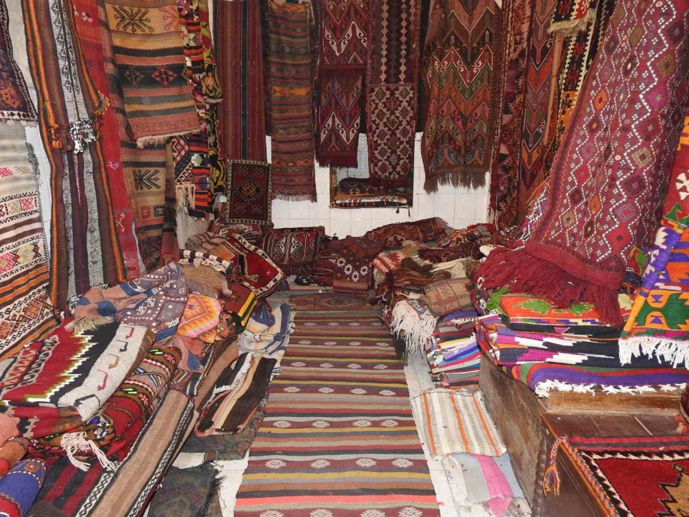 Antep'te motifli halı ve kilimlere olan merak koleksiyona dönüştü
