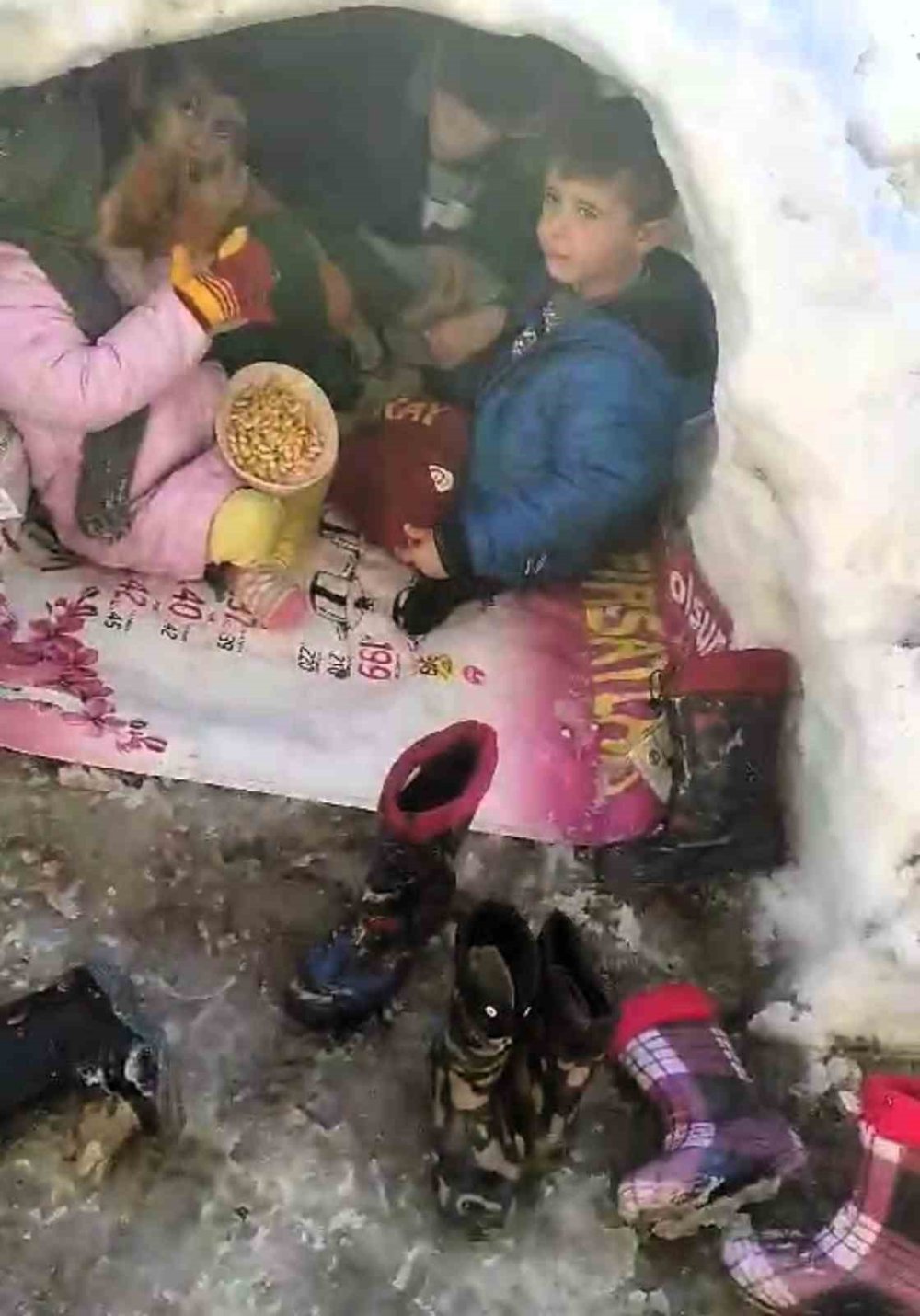 Doğanşehir’de çocukların kardan ev keyfi