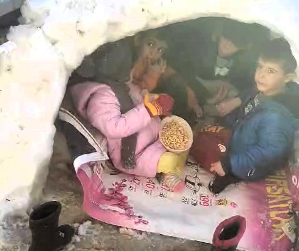 Doğanşehir’de çocukların kardan ev keyfi