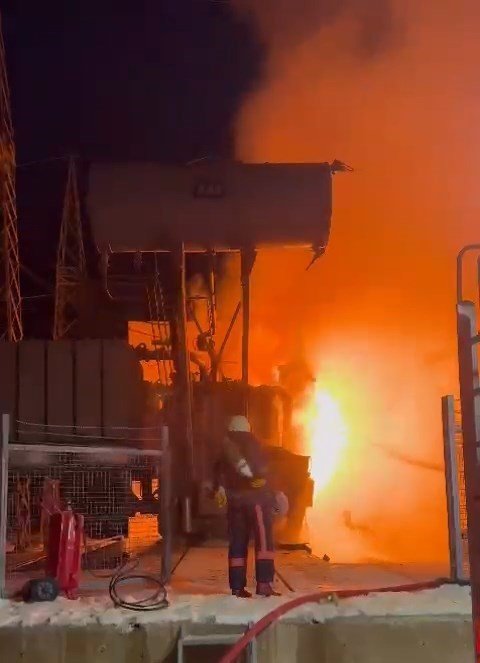 Elazığ’da patlayan trafo alevlere teslim oldu