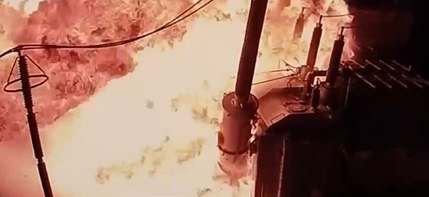 Elazığ’da patlayan trafo alevlere teslim oldu