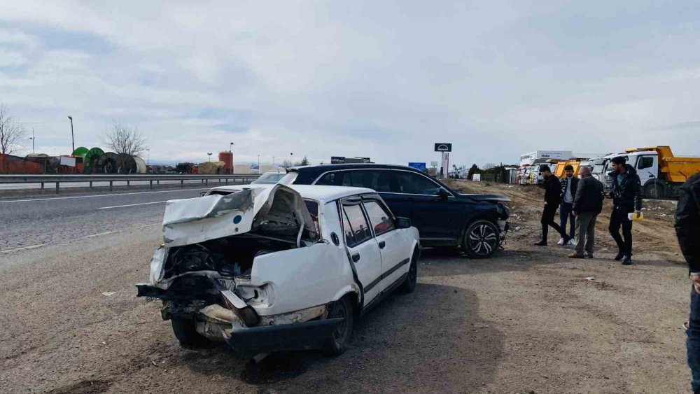 Togg ile çarpışan Tofaş hurdaya döndü: 4 kişi yaralandı