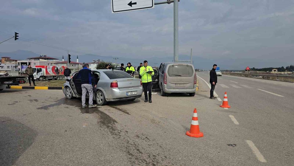 Antep’te otomobil ile hafif ticari araç çarpıştı: 2 yaralı