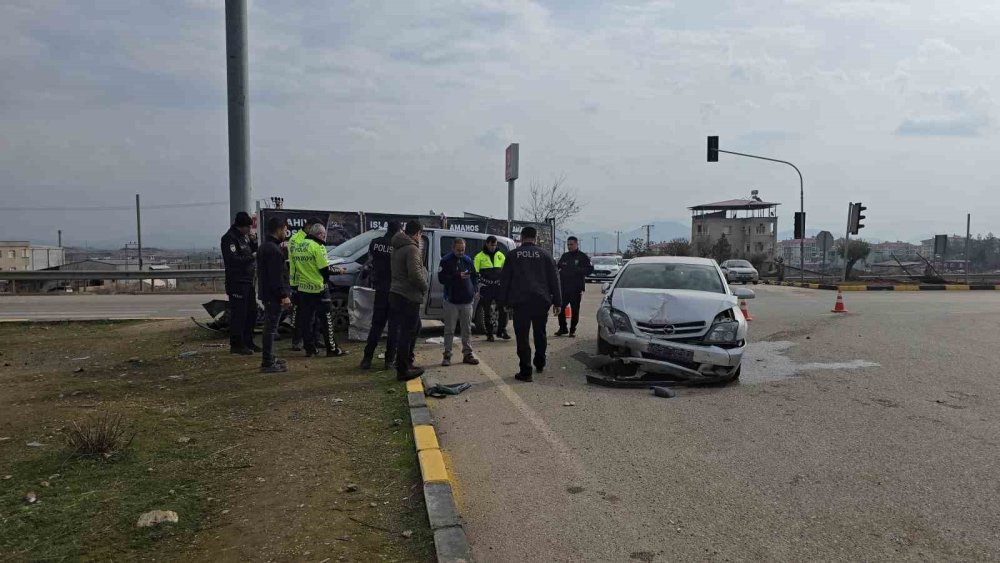 Antep’te otomobil ile hafif ticari araç çarpıştı: 2 yaralı