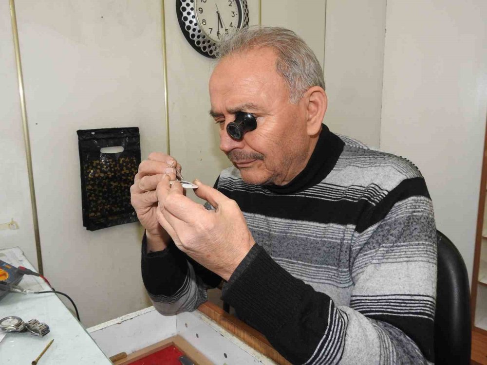 Antep'te yarım asırdır saat tamir ediyor