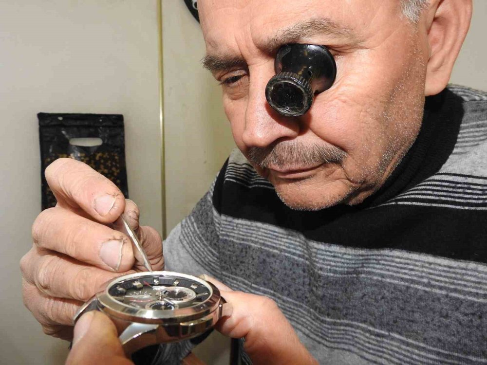 Antep'te yarım asırdır saat tamir ediyor