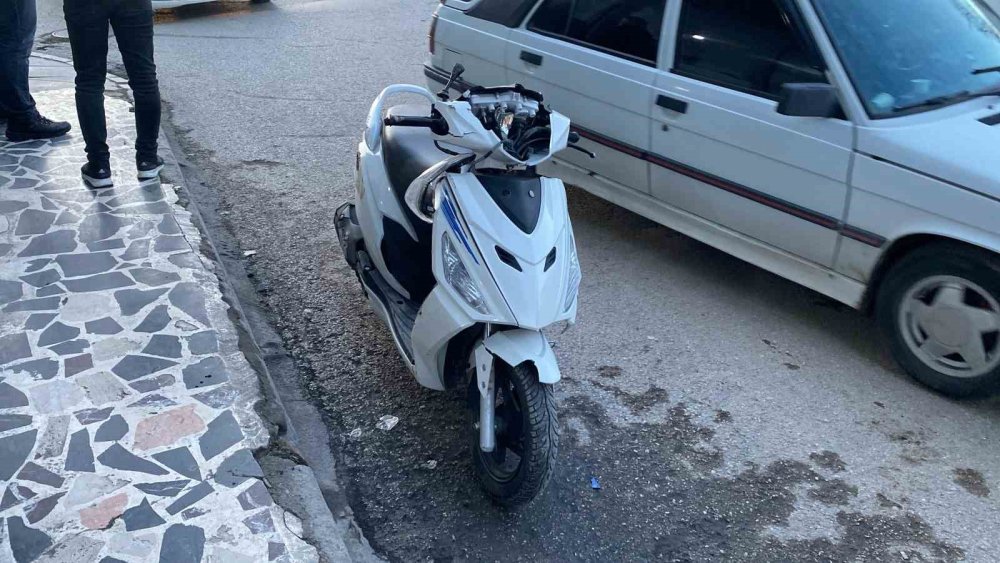 Motosiklete çarpan otomobilin sürürücü olay yerinden kaçtı, 2 şahıs yaralandı