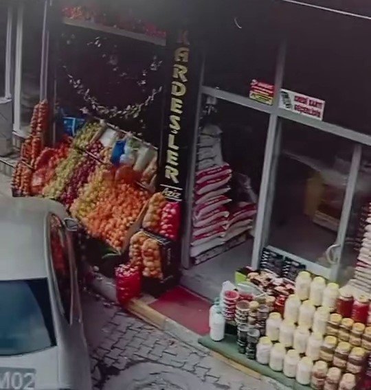 Otomobil manav tezgahına çarptı