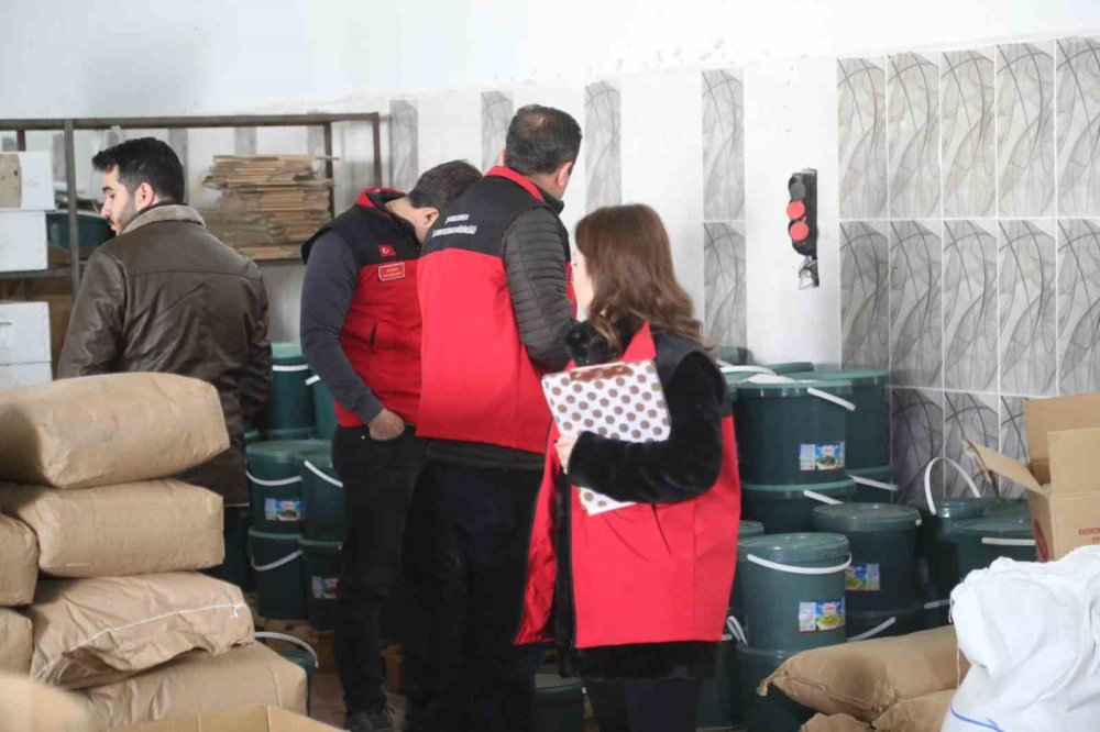 Urfa’da tonlarca bozuk gıda ürünü ele geçirildi