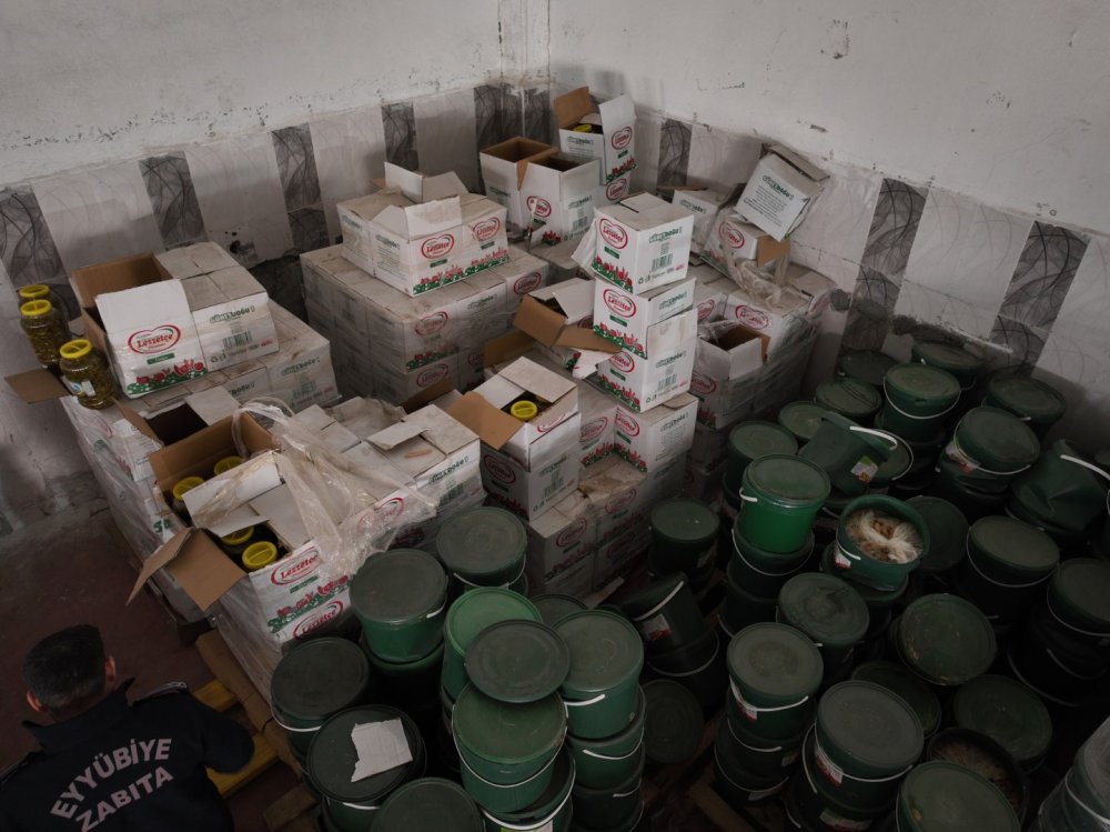 Urfa’da tonlarca bozuk gıda ürünü ele geçirildi