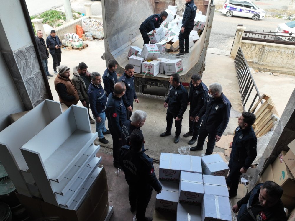 Urfa’da tonlarca bozuk gıda ürünü ele geçirildi