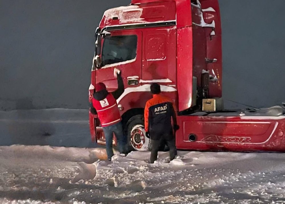 Ağrı’da kar yağışı: Mahsur kalan 233 vatandaş kurtarıldı