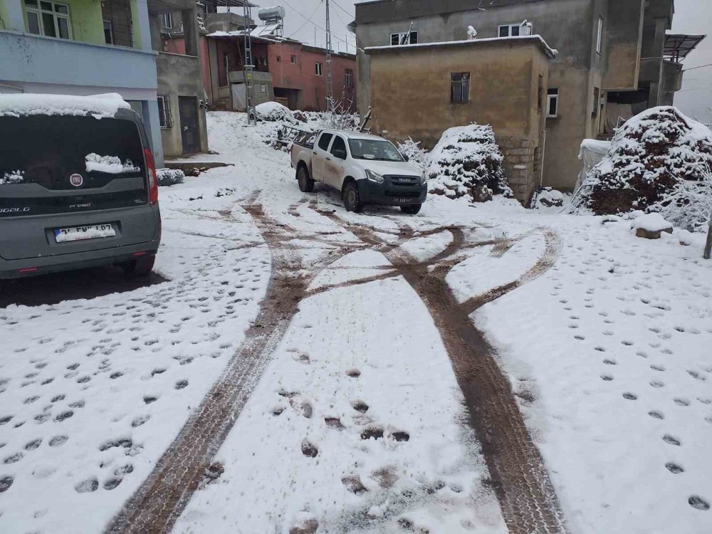 Baykan'da karda mahsur kalan hasta kurtarıldı