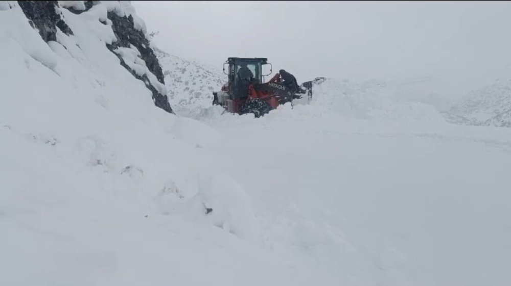 Beytüşşebap'ta köy yoluna çığ düştü