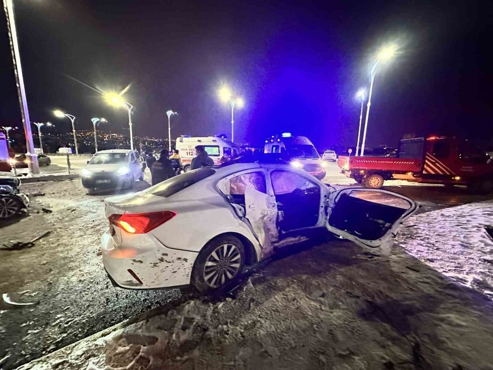 Elazığ’da iki otomobil çarpıştı; 2’si ağır 3 yaralı