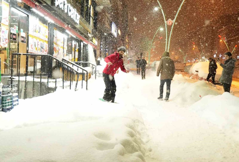 Muş şehir merkezinde snowboard keyfi