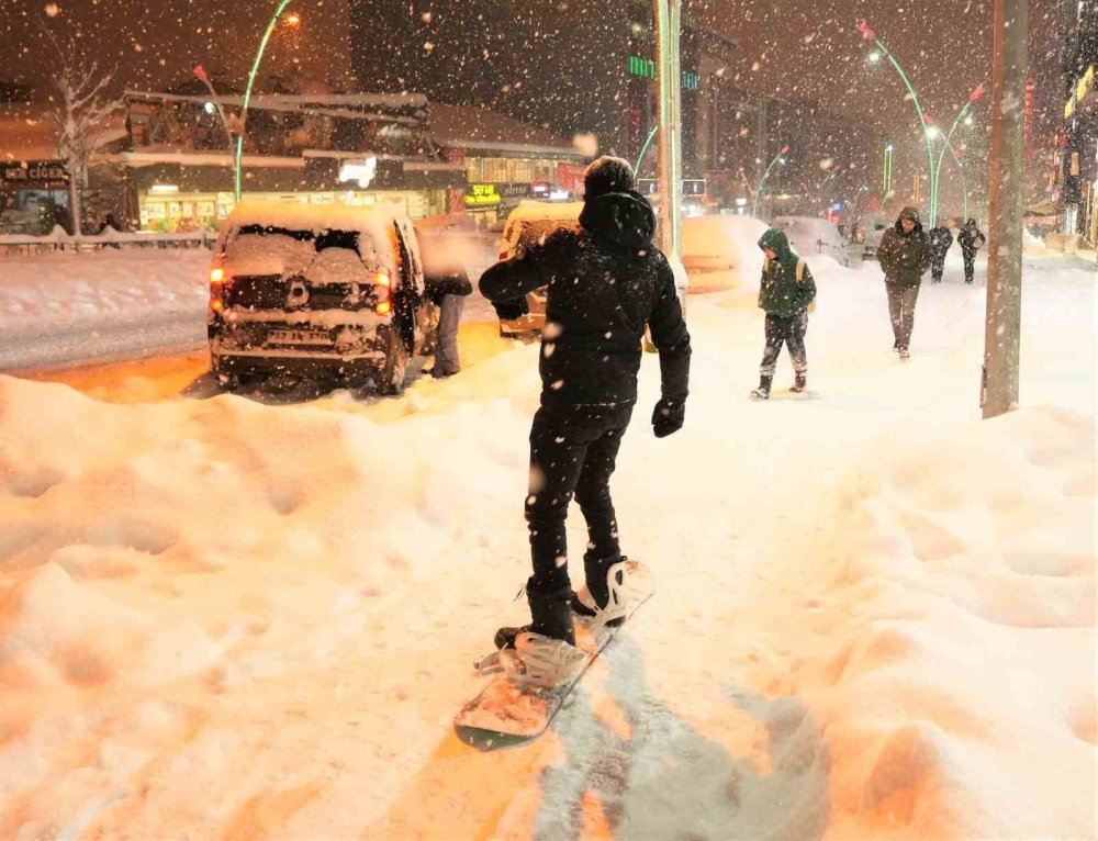 Muş şehir merkezinde snowboard keyfi