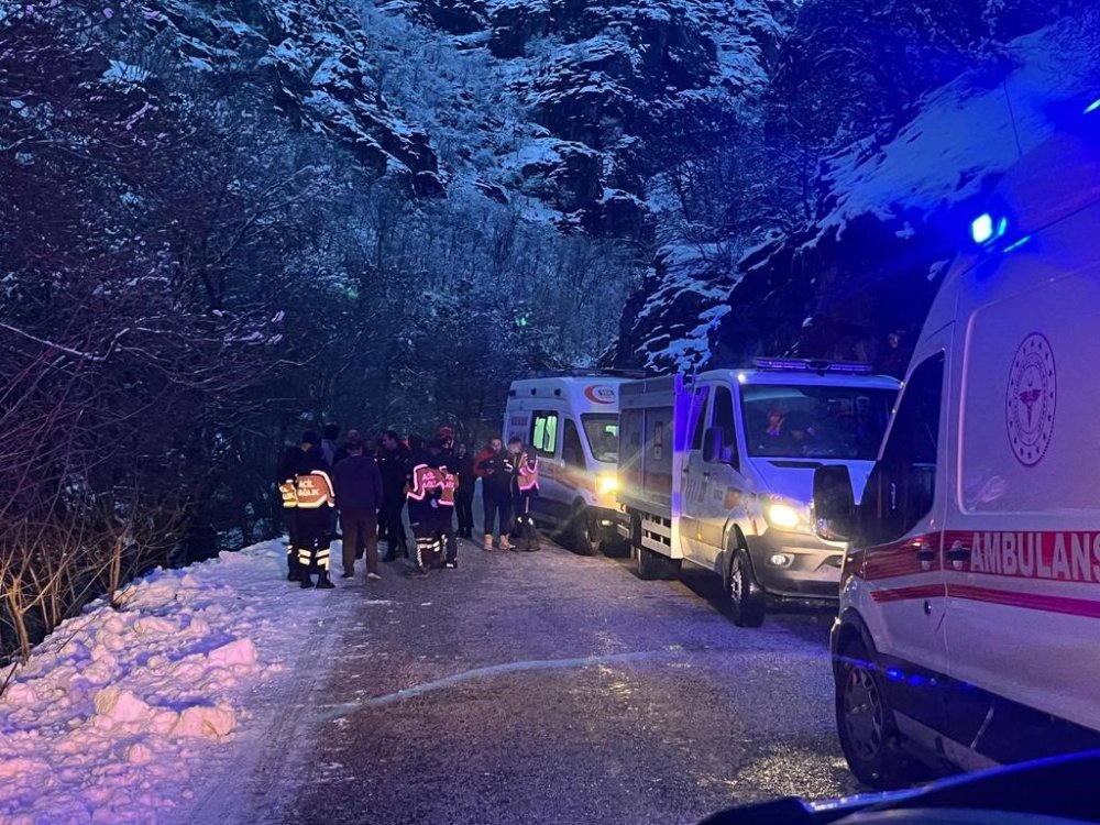 Tunceli’de kardan kayganlaşan yolda kaza: 3 yaralı