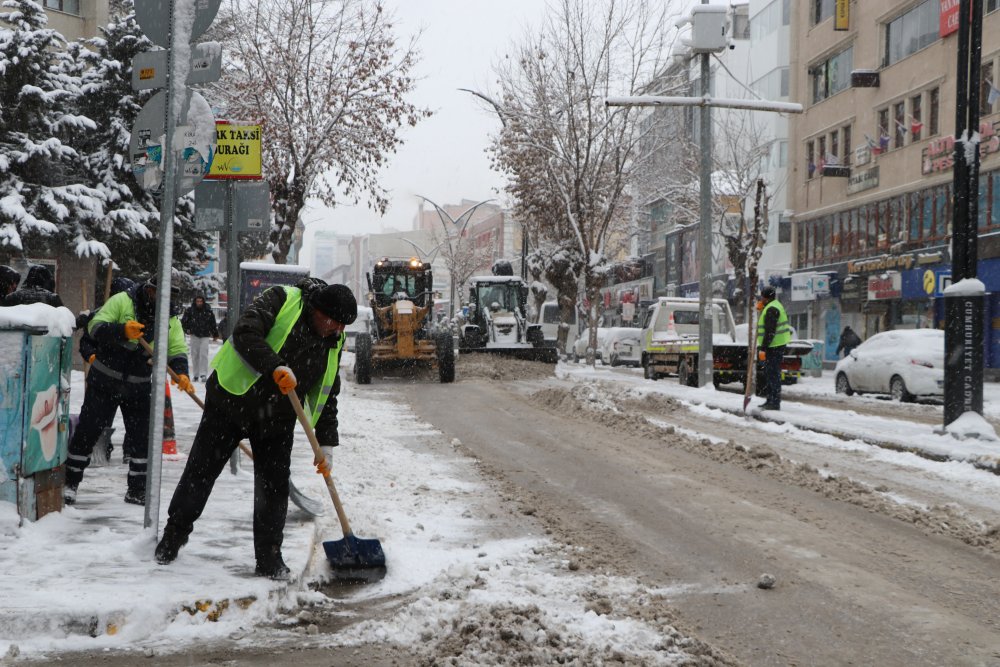 Van'da kardan 560 yerleşim yeri ulaşıma kapandı