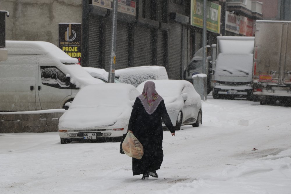 Van'da kardan 560 yerleşim yeri ulaşıma kapandı